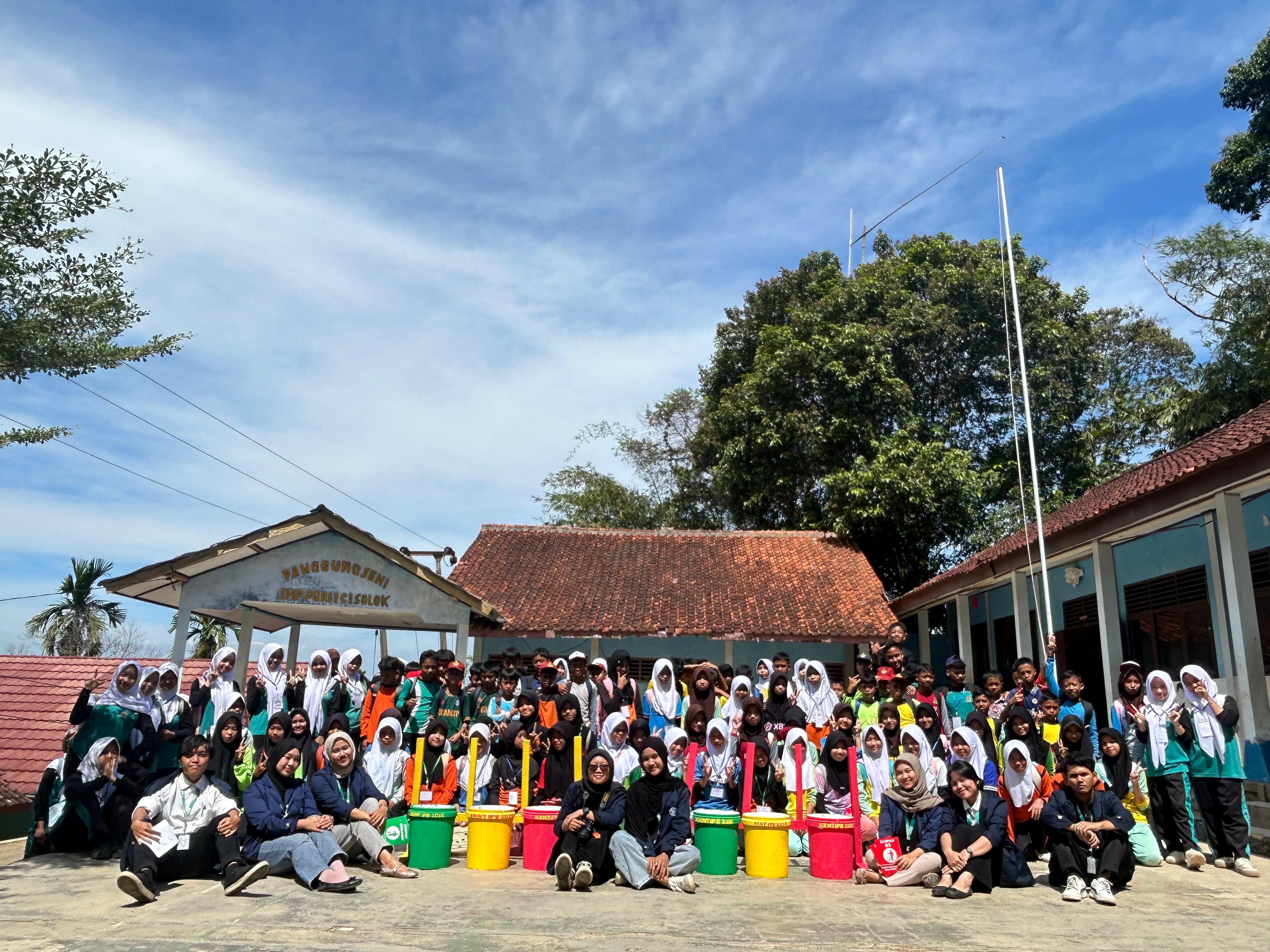 Pilah Sampah Sejak Dini, KKN-T IPB 2025 Ajak Siswa SMPN 1 Cisolok Wujudkan Sekolah Bersih dan Peduli Lingkungan
